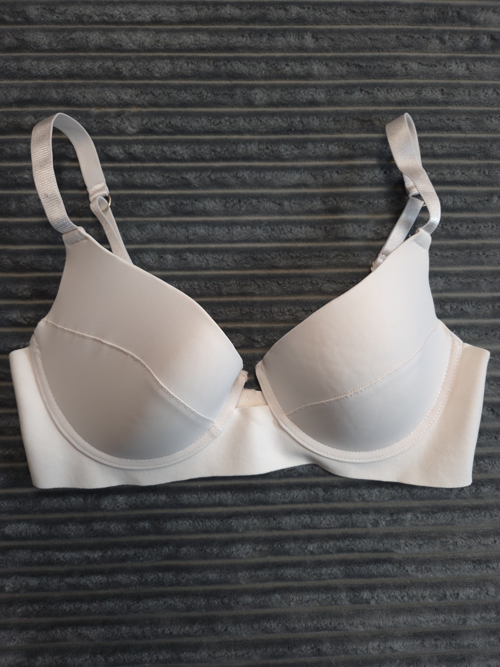 Jessica Simpson Cream Seamless Molded Bra